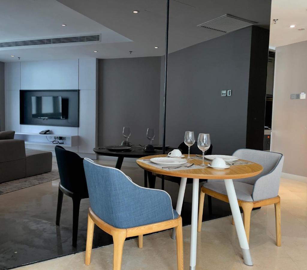 Fraser Place Puteri Harbour Нусаджая Екстериор снимка A dining room in a condominium