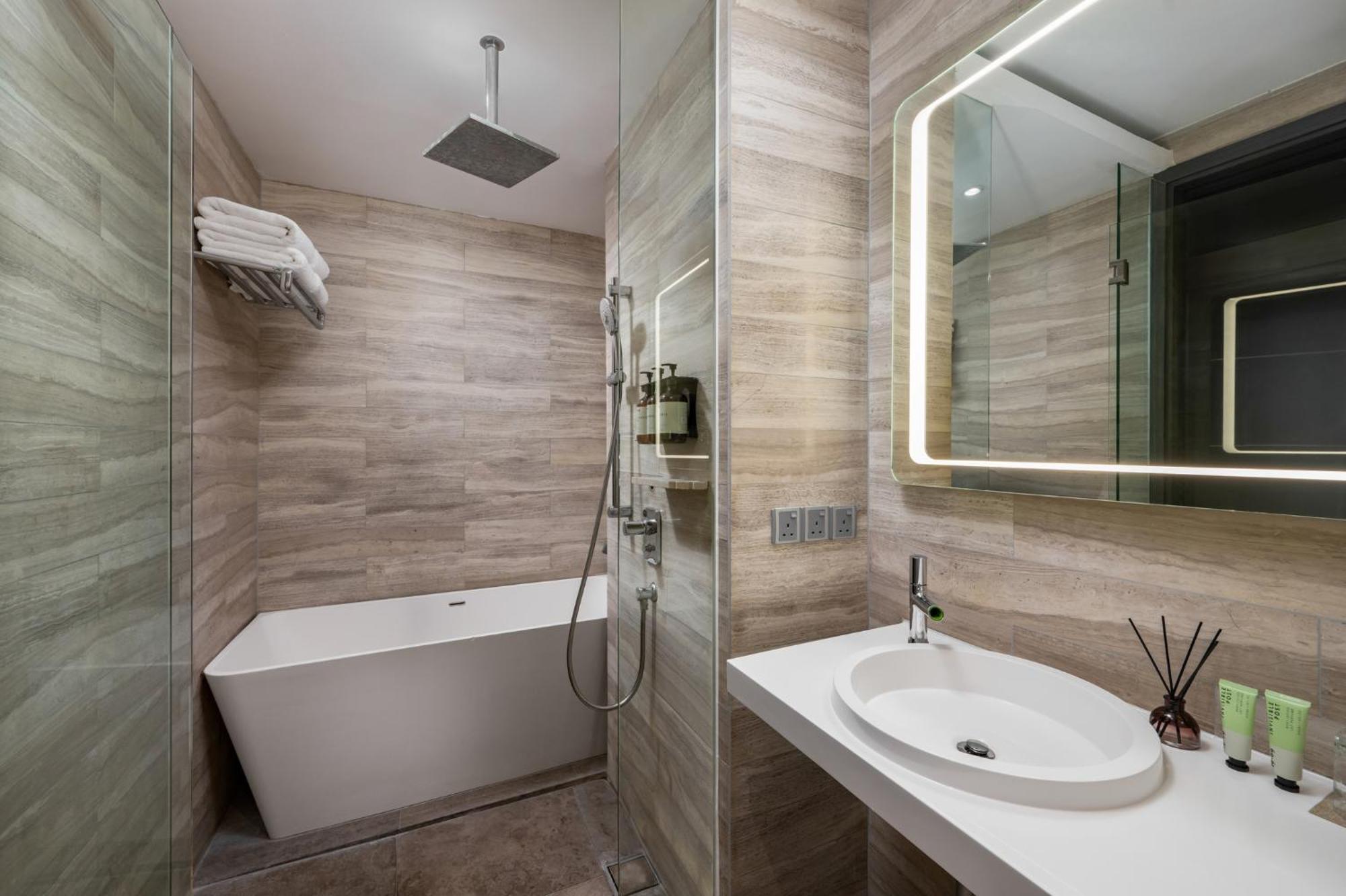 Fraser Place Puteri Harbour Нусаджая Екстериор снимка Bathroom