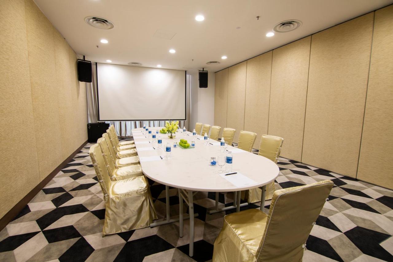 Fraser Place Puteri Harbour Нусаджая Екстериор снимка Meeting room